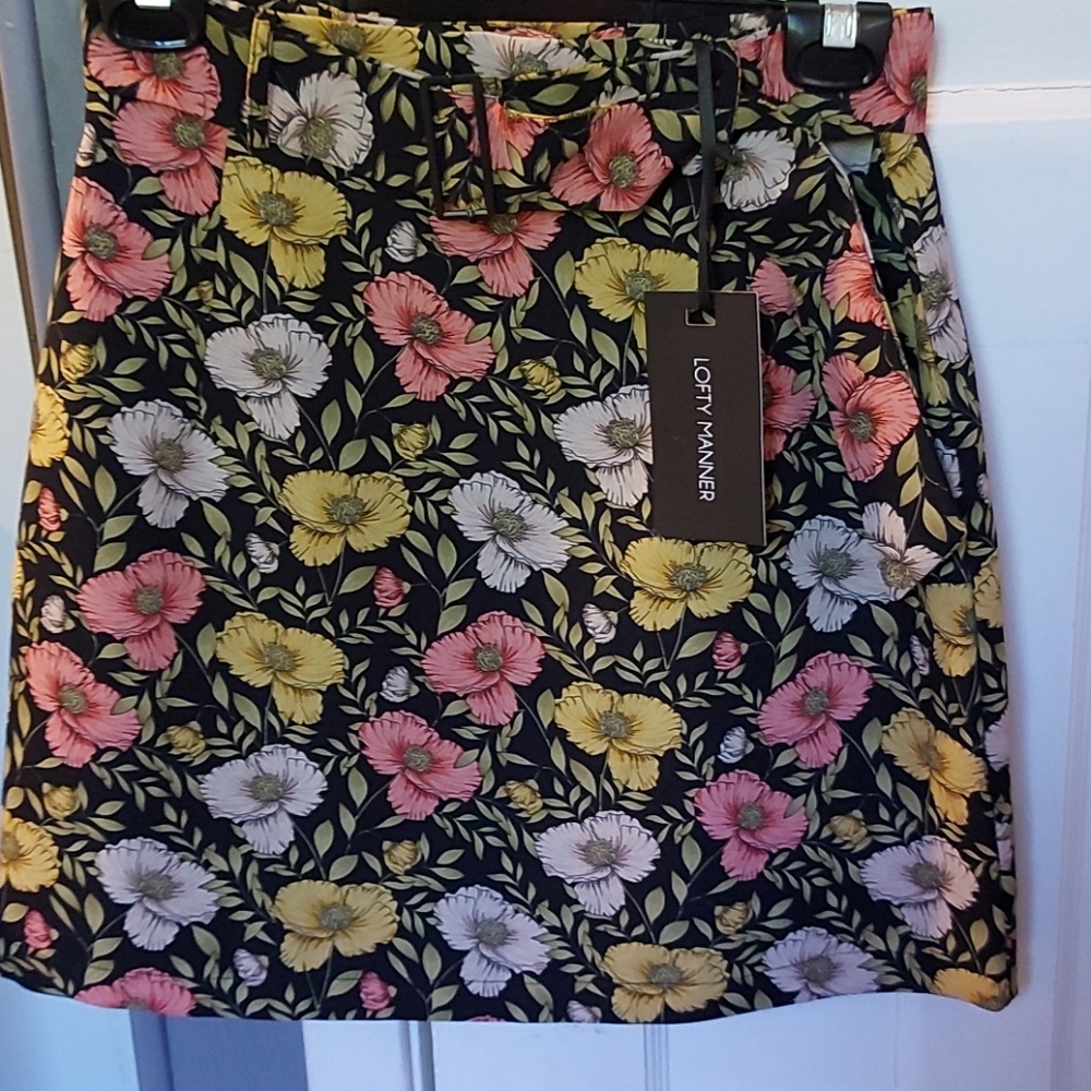 Lofty manner skirt with belt. NWT.